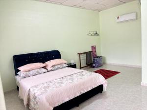 Ένα ή περισσότερα κρεβάτια σε δωμάτιο στο MamaDa Roomstay +2 φωτογραφίες