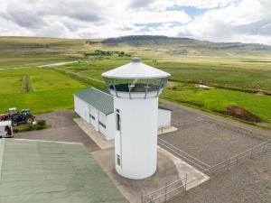 KleppjárnsreykirLaugavellir Tower Suite的现场控制塔的空中景观