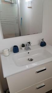 Koupelna v ubytování Appartement agréable dans résidence calme avec Wifi + 16 fotografií