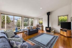 Una sala de estar con un sofá y una chimenea. en Lonsdale Back Beach Retreat, en Point Lonsdale