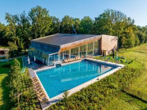 Bazén v ubytování Wellness Escape with Sauna nebo v jeho okolí
