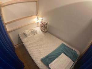 Cama ou camas em um quarto em Guesthouse LuLuLu 無料朝食&夕食ｶﾚｰ 街まで電車8分 ﾛｰｿﾝ隣