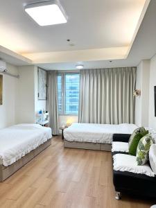 a bedroom with two beds and a couch at #Gangnam Station in Seoul
