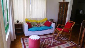 a living room with a couch and two chairs at Casa Charmosa em Santa Teresa lugar tranquilo e cultural in Rio de Janeiro