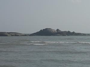 a large body of water with rocks in the distance at Casas Bennu Preá in Prea