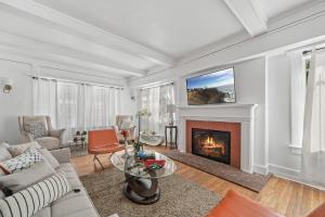 a living room with a couch and a fireplace at Spacious Chic 5 Bedroom Perfect for Large Group With parking in Los Angeles
