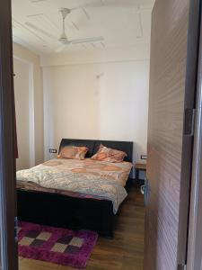 Ένα ή περισσότερα κρεβάτια σε δωμάτιο στο RASA- DIVINE (Rishikesh)