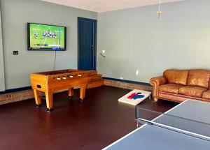 a living room with a couch and a table at Bears Valley Inn -Peaceful, Pet Friendly Family Getaway, Less than 15 min to Attractions, with Game Room, Fire Pit & BBQ, Easy, Flat Roads in Sevierville