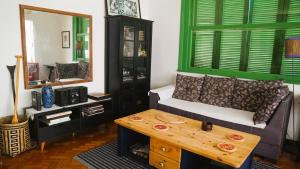 a living room with a couch and a table at Casa Charmosa em Santa Teresa lugar tranquilo e cultural in Rio de Janeiro
