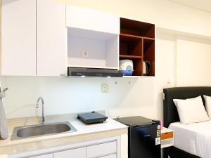 Η κουζίνα ή μικρή κουζίνα στο Homey and Simply Look Studio Meikarta Apartment By Travelio