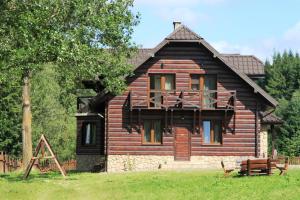 ベトリナにあるDom Gościnny Borsuczynaの木造の家(バルコニー付)