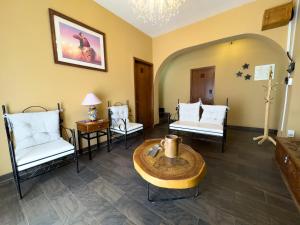 a living room with two chairs and a table at Vista Reforma in Guanajuato
