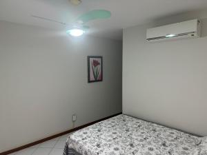 Centro de Guarapari 3 quartos, dois com Ar客房内的一张或多张床位