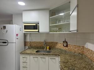 瓜拉派瑞Centro de Guarapari 3 quartos, dois com Ar的配有白色冰箱和水槽的厨房