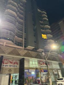 瓜拉派瑞Centro de Guarapari 3 quartos, dois com Ar的建筑物的夜景