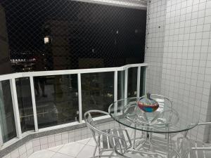 Centro de Guarapari 3 quartos, dois com Ar的阳台或露台