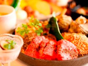 um prato de alimentos com carne e legumes sobre uma mesa em Mizunoto em Hakone