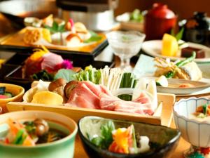 箱根的住宿－箱根小湧谷溫泉水之音傳統日式旅館，一张桌子上放着许多盘子的食物