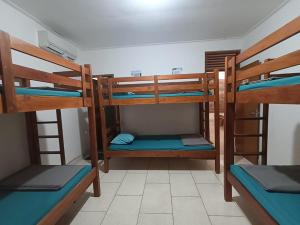 Palanda nebo palandy na pokoji v ubytování Wijaya Hostel