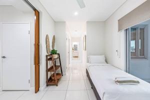Skytower Wonder Ocean View Balcony - Pool - Office客房内的一张或多张床位
