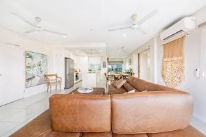 Skytower Wonder Ocean View Balcony - Pool - Office的休息区