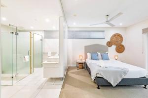 Skytower Wonder Ocean View Balcony - Pool - Office客房内的一张或多张床位