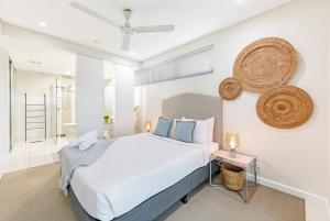 Skytower Wonder Ocean View Balcony - Pool - Office客房内的一张或多张床位