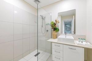 Skytower Wonder Ocean View Balcony - Pool - Office的一间浴室