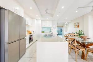 Skytower Wonder Ocean View Balcony - Pool - Office的厨房或小厨房
