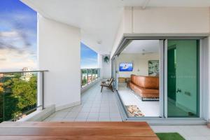 Skytower Wonder Ocean View Balcony - Pool - Office的阳台或露台