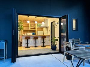 南阿苏村DAHARA n-1的配有桌子和桌椅的房间