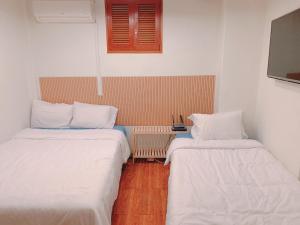 a room with two beds and a table in it at Dongdaemun Karrot Hostel in Seoul