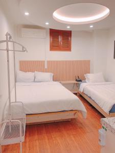 a hospital room with two beds and a lamp at Dongdaemun Karrot Hostel in Seoul