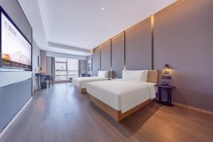 Tempat tidur dalam kamar di Atour Hotel Changsha Xingsha Economic Development Zone Sanyi Road