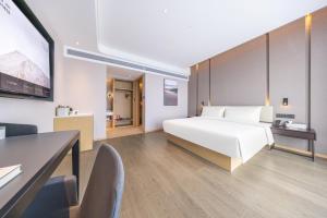 Tempat tidur dalam kamar di Atour Hotel Changsha Xingsha Economic Development Zone Sanyi Road