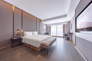 Tempat tidur dalam kamar di Atour Hotel Changsha Xingsha Economic Development Zone Sanyi Road