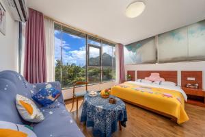 Postel nebo postele na pokoji v ubytování Guilin Peach Blossom Bay Hotel