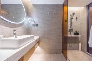 Kamar mandi di Atour Hotel Changsha Xingsha Economic Development Zone Sanyi Road