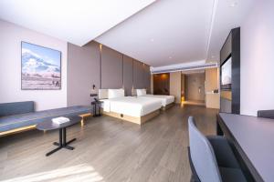 Tempat tidur dalam kamar di Atour Hotel Changsha Xingsha Economic Development Zone Sanyi Road