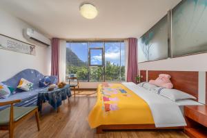 Postel nebo postele na pokoji v ubytování Guilin Peach Blossom Bay Hotel