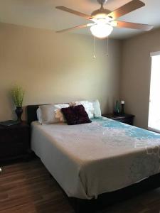 a bedroom with a bed with a ceiling fan at 3Bed 2Bath Spacious-LakeHomeAceLoc4milesLEGOLAND in Cypress Gardens
