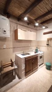 eine Küche mit Spüle und Herd in der Unterkunft “Nogal de Luz”- Acogedora Cabaña p/Familia yAmigos in La Rioja