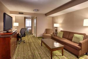 Televízia a/alebo spoločenská miestnosť v ubytovaní Salt Lake City Marriott University Park