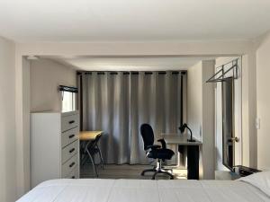 Un dormitorio con una cama, un escritorio y una silla. en Waterfront, Mountainview House in Castlegar, en Castlegar