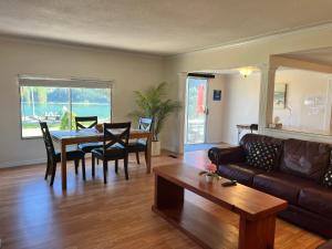 una sala de estar con un sofá y una mesa en Waterfront, Mountainview House in Castlegar, en Castlegar