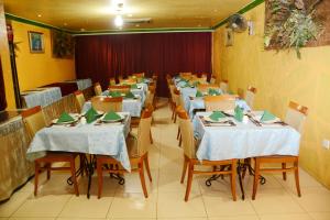 a dining room with tables and chairs in a restaurant at Anwar Al Deafah Hotel in Makkah