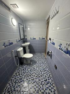 un baño con inodoro y lavabo en Appartement fes magnifique, en Fez