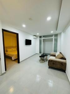 TV a/nebo společenská místnost v ubytování Phú Gia Hotel 99 Đường D1, KDC Him Lam, Tân Hưng, Quận7