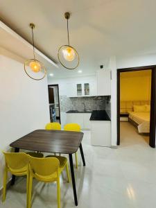 Kuchyň nebo kuchyňský kout v ubytování Phú Gia Hotel 99 Đường D1, KDC Him Lam, Tân Hưng, Quận7