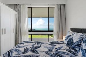 埃利奥特港The Dolphins 1 1-10 Strangways Tce Port Elliot - No Linen Included的一间带床的卧室，可欣赏海景